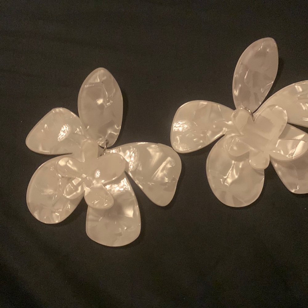 white flowers Earring’s